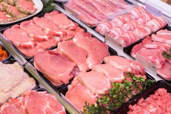 Boucherie vs supermarché : pourquoi choisir le boucher pour sa viande ?